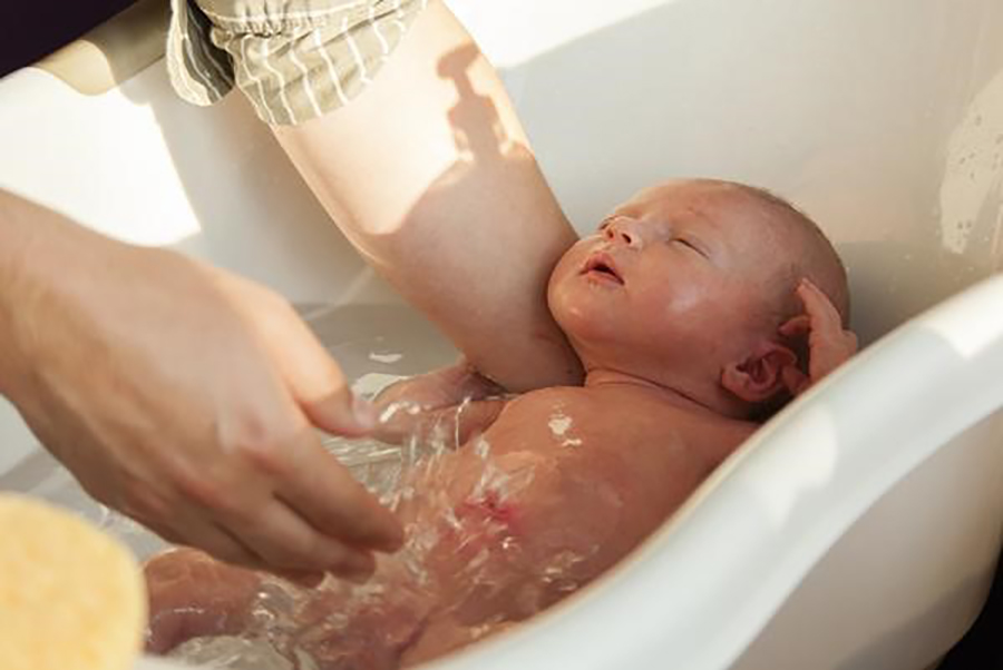Cha mẹ cần đảm bảo nhiệt độ phòng tắm an toàn cho bé
